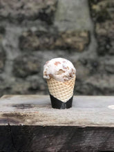 Load image into Gallery viewer, 450ml Tub of Homemade Gingerbread Ice Cream
